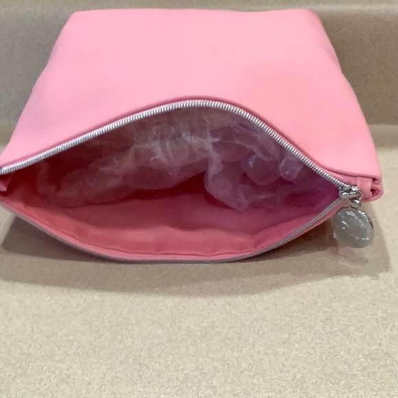 NWOT 💖  iT Cosmetics Large Pink Makeup Bag - Picture 6 of 7